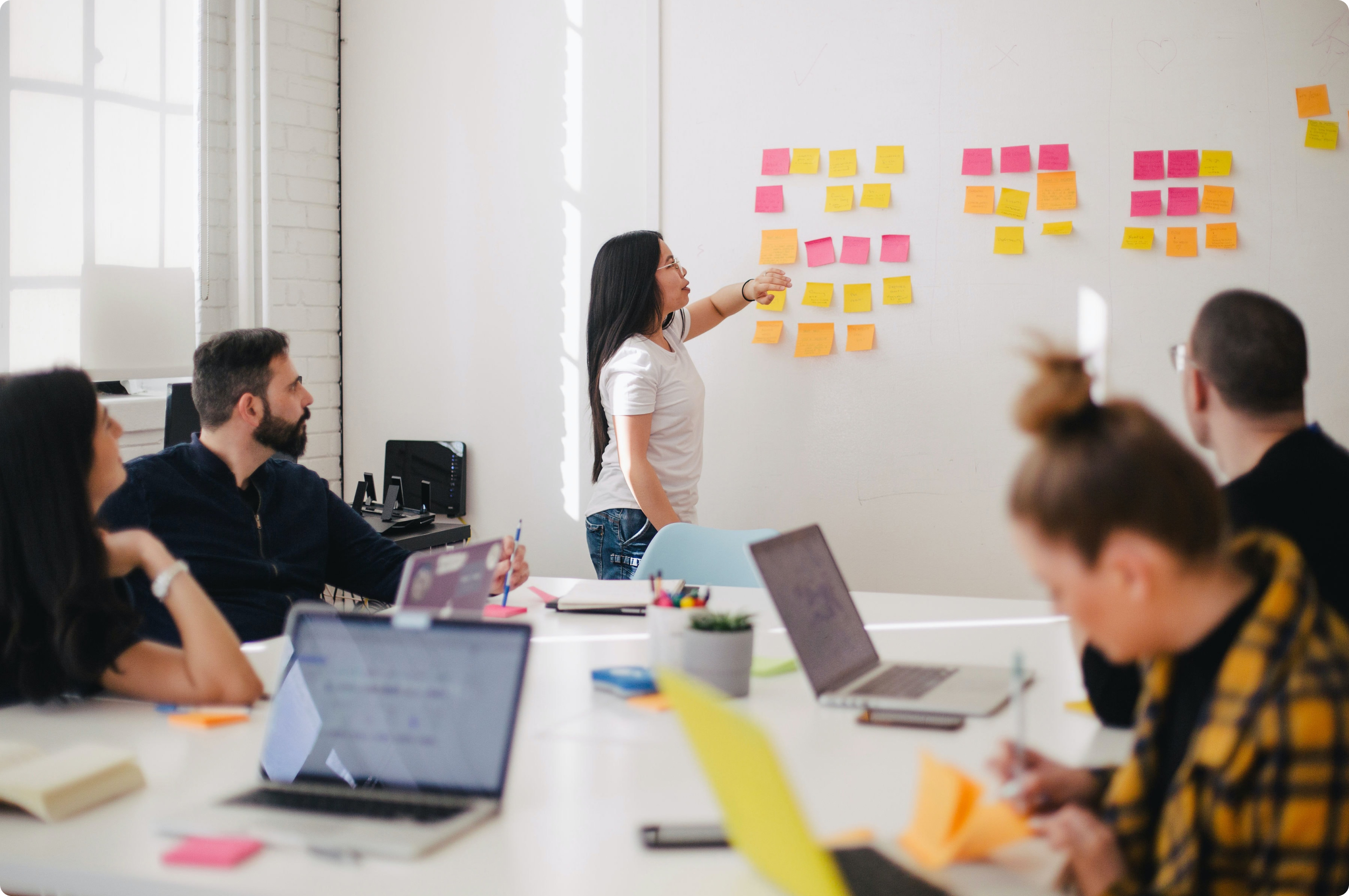 Equipo trabajando en desarrollo de producto